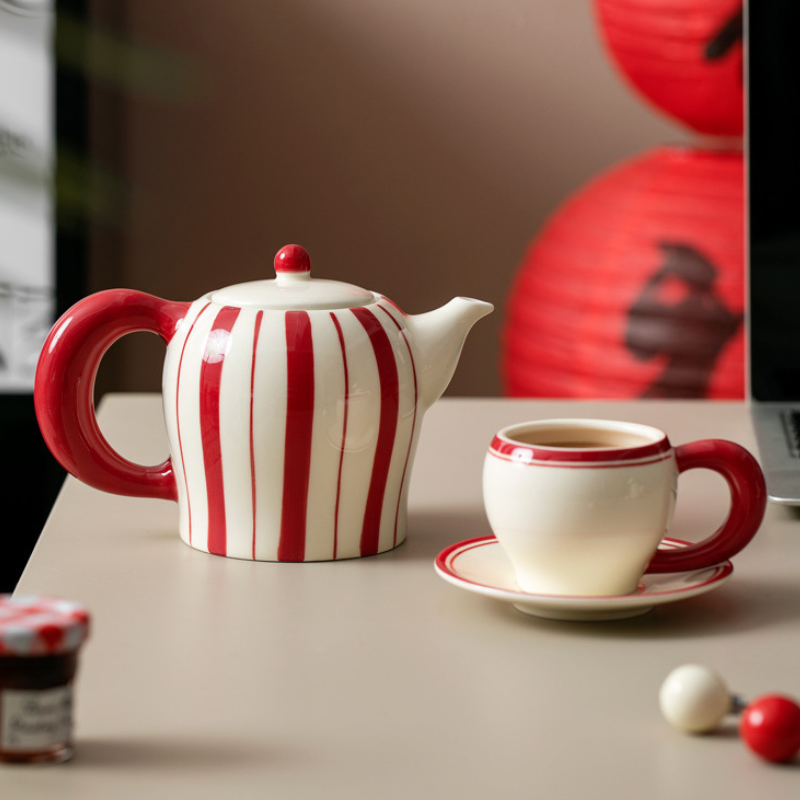 Weiße und rote Teekanne