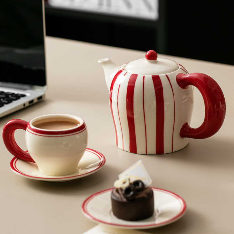Weiße und rote Teekanne