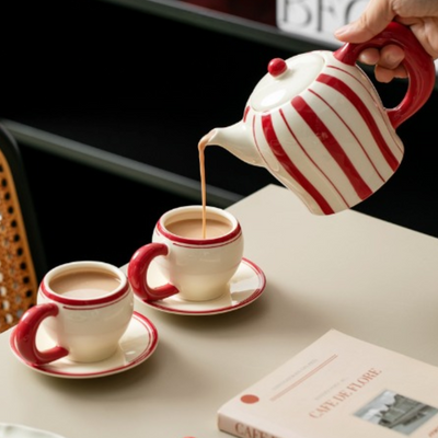 Weiße und rote Teekanne