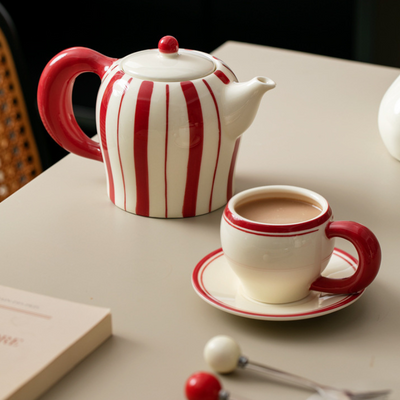 Weiße und rote Teekanne