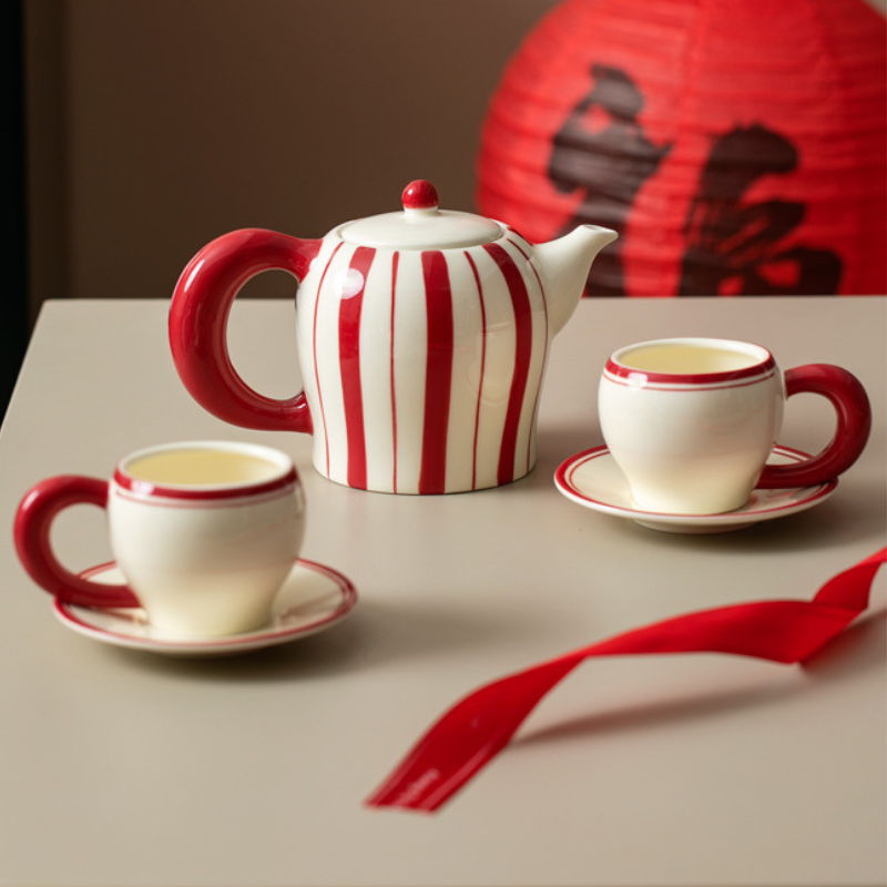Weiße und rote Teekanne
