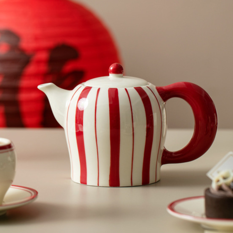 Weiße und rote Teekanne