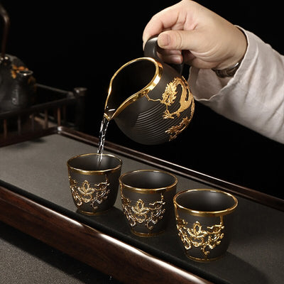 Chinesisches Teeservice Mit Goldenem Drachen